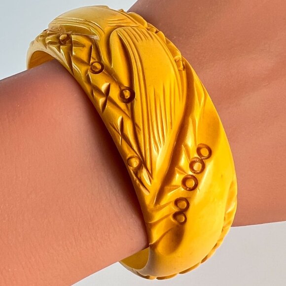 Vintage Art Deco Carved Yellow Butterscotch Bakelite Bangle Bracelet Rare Patter